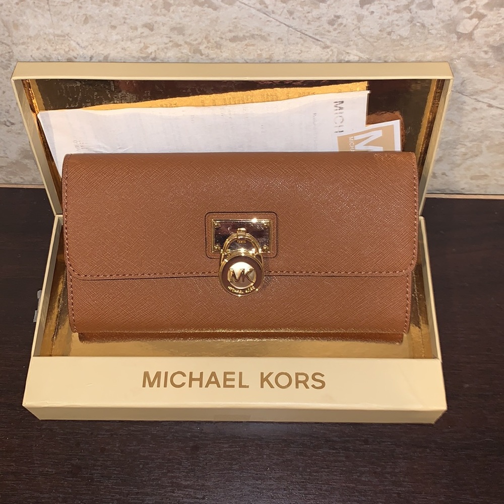 NWT Michael Kors Hamilton Traveler Flap Wallet